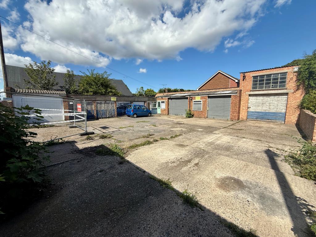 Lot: 15 - COMMERCIAL SITE WITH LAPSED PLANNING FOR RESIDENTIAL DEVELOPMENT - View of site